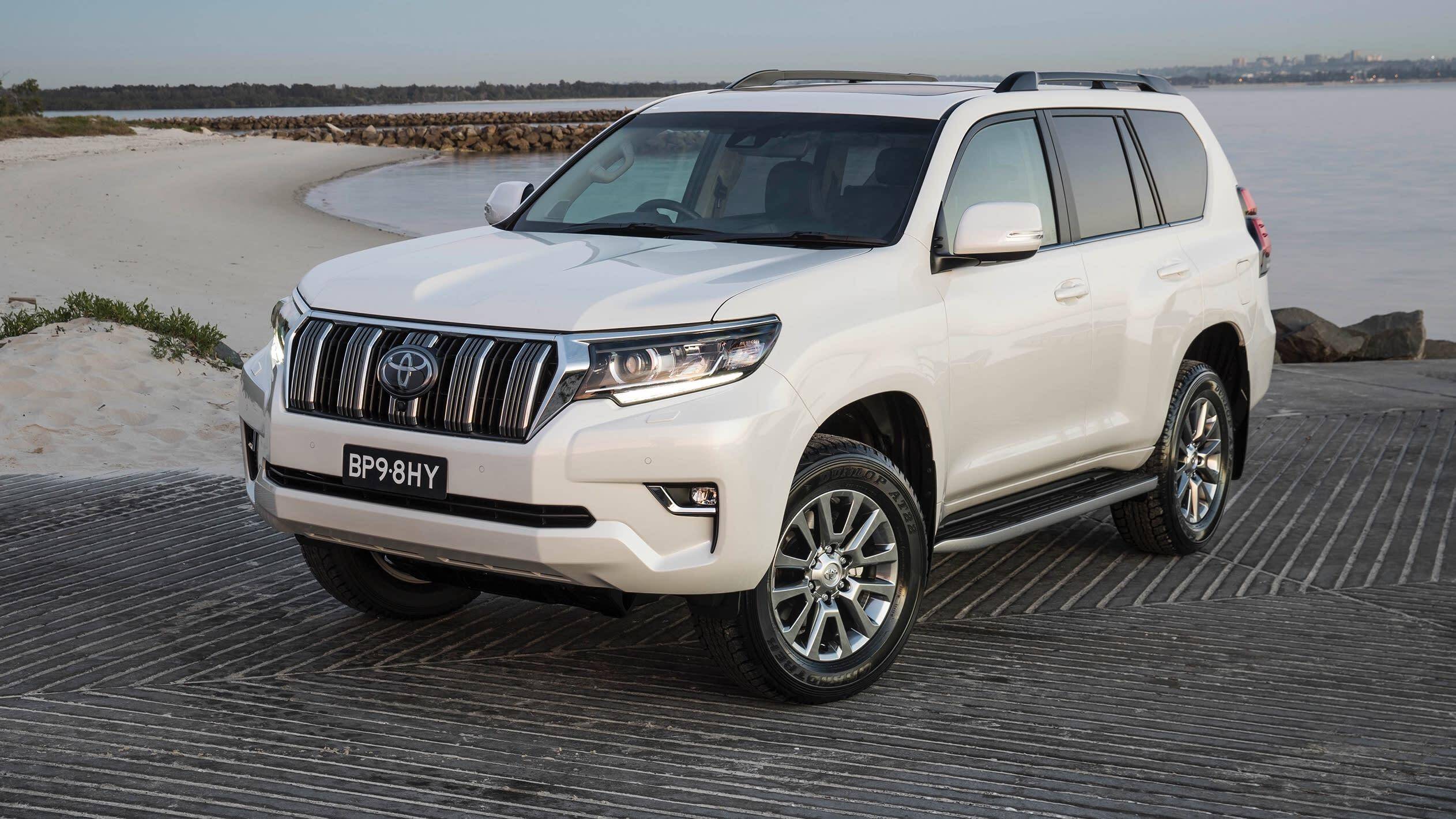 8, Toyota Land Prado bán 32 xe tháng 1/2021, giảm 45 xe so với tháng 12/2020.