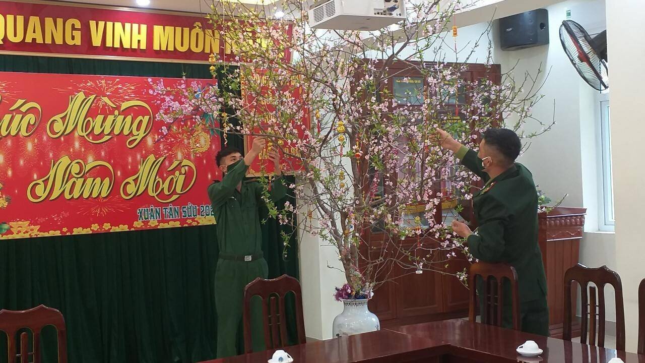 Cán bộ, chiến sĩ Hải đội 2 thuộc Bộ đội Biên phòng tỉnh Quảng Ninh trang trí cành đào Tết.