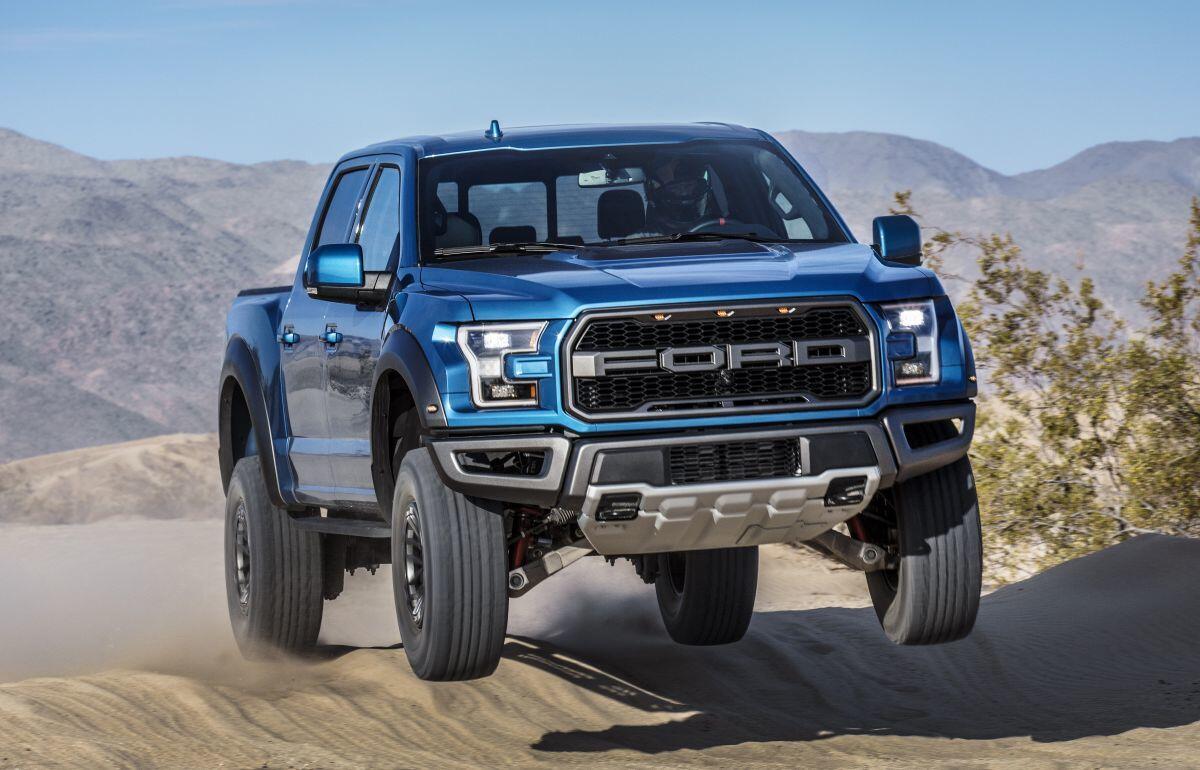 Ngoài ra, cả cản trước và cản sau của F-150 Raptor 2021 đều được làm bằng thép để tăng độ bền