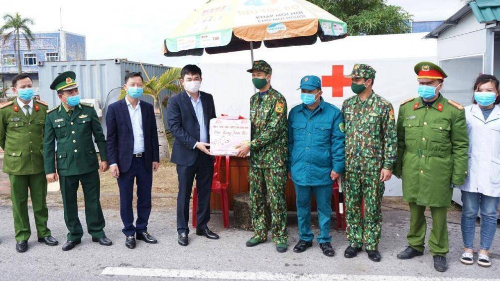 Lãnh đạo tỉnh Quảng Ninh thăm, tặng quà, động viên các đơn vị lực lượng vũ trang làm nhiệm vụ phòng, chống dịch Covid-19 tại phường Trà Cổ, Tp Móng Cái.