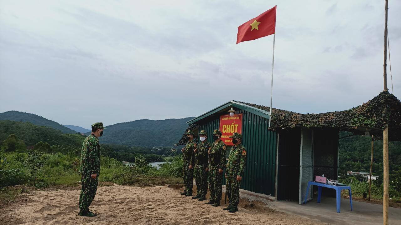 Đại tá Đỗ Ngọc Nghĩa, Phó Chỉ huy trưởng Bộ Chỉ huy Bộ đội Biên phòng tỉnh Quảng Ninh, cho biết: Những ngày này, toàn đơn vị đang huy động tối đa phương tiện, lực lượng để thực hiện có hiệu quả 2 nhiệm vụ là bảo vệ chủ quyền an ninh biên giới và phòng, chống dịch Covid-19 trên địa bàn biên phòng để nhân dân đón năm mới yên bình, hạnh phúc.