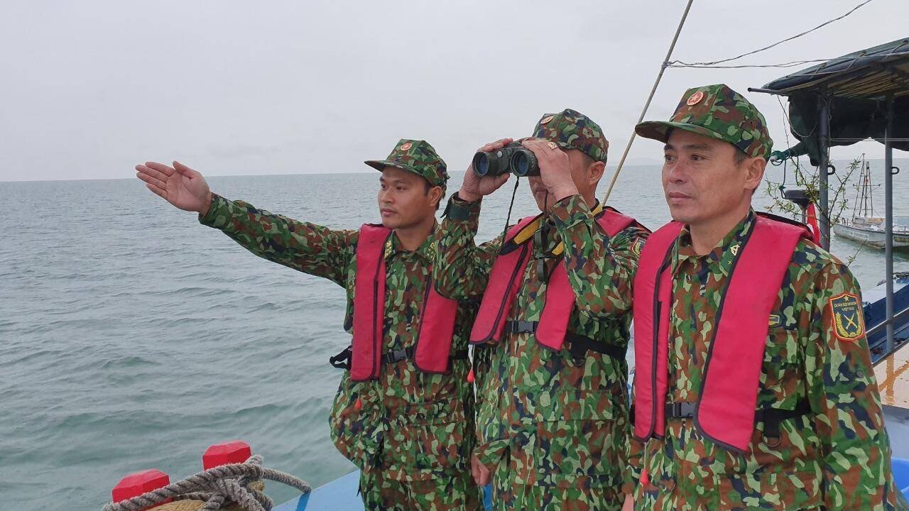 Bất chấp thời tiết bất thường, cán bộ, chiến sĩ Hải đội 2 Biên phòng thường xuyên tuần tra, kiểm soát trên vùng biển, đảo.