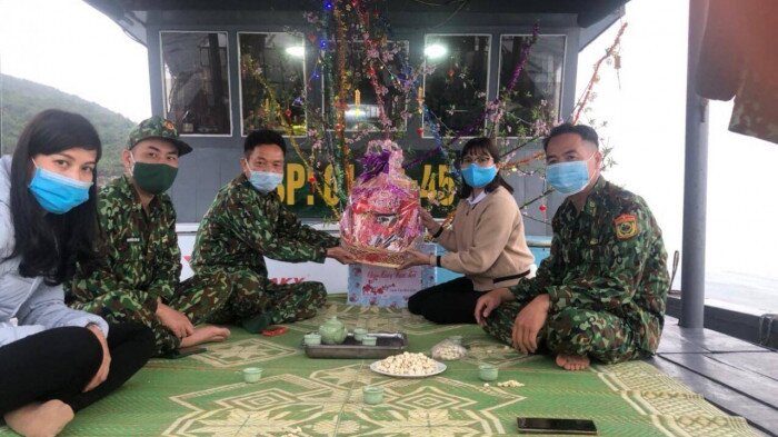 Nhằm sẻ chia những khó khăn, thiếu thốn với những người lính đang trực tiếp làm nhiệm vụ trên các tuyến biên giới, cấp uỷ, chính quyền và nhân dân các dân tộc tỉnh Quảng Ninh đã dành cho Bộ đội Biên phòng những tình cảm rất ấm áp, thiết thực thông qua việc tặng quà, hỗ trợ vật chất để các chiến sĩ quân hàm xanh yên tâm, bám bản, bám đường biên, cột mốc, quyết tâm không để xảy ra “điểm nóng” bất ngờ trước các tình huống.