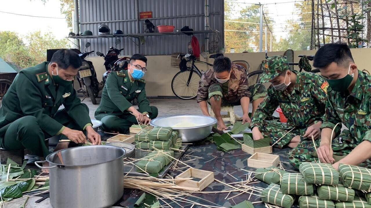Dù phải công việc phòng, chống dịch rất nặng nề, nhưng cán bộ, chiến sĩ Đồn Biên phòng Trà Cổ vẫn chuẩn bị chu đáo bánh chưng cho bộ đội ăn Tết