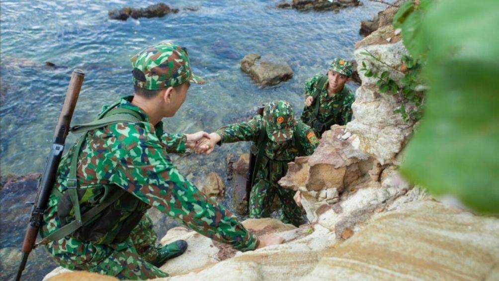 Tết đến Xuân về, khi mà mọi người, mọi nhà đang quây quần đoàn viên ấm áp, thì vẫn có những cán bộ, chiến sĩ quân hàm xanh ở nơi đèo cao, vực sâu hun hút gió hay nơi biển, đảo xa xôi của tỉnh Quảng Ninh đang vật lộn với sóng, gió bất thường kiên trì bám trụ nhằm phát hiện, ngăn chặn những hành vi vi phạm chủ quyền lãnh thổ.