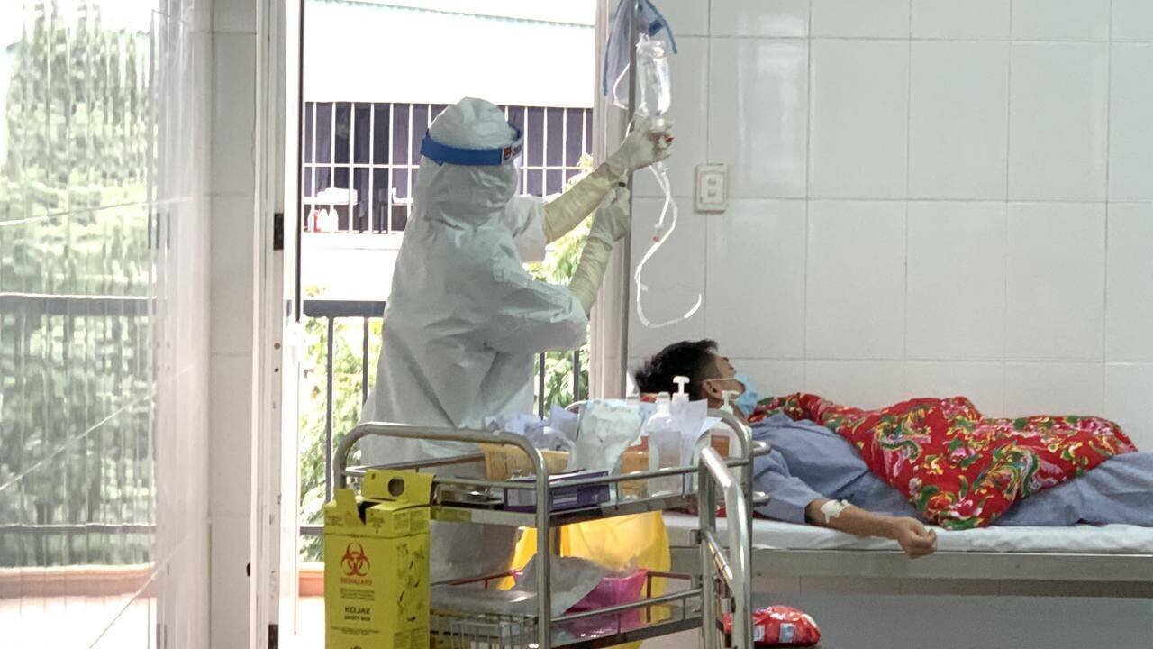 Những ngày Tết đến, Xuân về, Trong khi mọi người dân được ấm êm bên gia đình thì các y, bác sĩ vẫn đang trong "trận chiến" lặng thầm mà rất khốc liệt, hiểm nguy để dành lại sự sống cho những "F0.