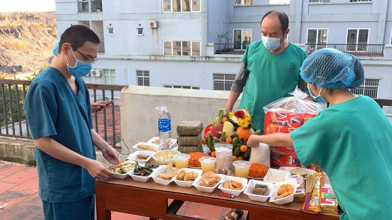 Bác sĩ Nguyễn Quốc Hùng, Giám đốc Bệnh viện Sản Nhi Quảng Ninh cùng các đồng nghiệp chuẩn bị mâm cỗ cúng giao thừa trong Bệnh viện. Bác sỹ Hùng được điều về thực hiện nhiệm vụ tại nơi này từ gần 1 năm trước.