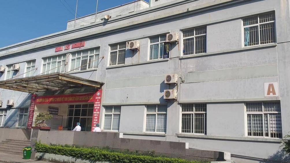 Bệnh viện Phổi Quảng Ninh - nơi đặt Bệnh viện số 2 của tỉnh là một trong những địa điểm làm nhiệm vụ thu dung, điều trị "F0" và cách ly, theo dõi những người nguy cơ cao mắc bệnh Covid-19 của toàn tỉnh.