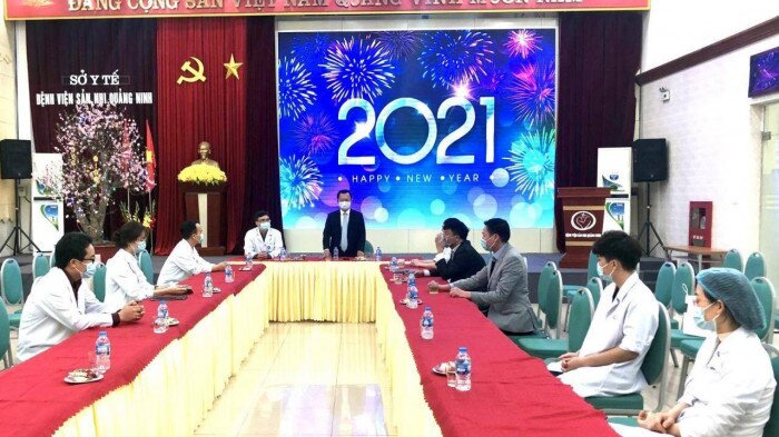 Lãnh đạo tỉnh Quảng Ninh chúc Tết các bác sỹ Bệnh viện số 2 trong đêm Giao thừa Tết Tân Sửu 2021.