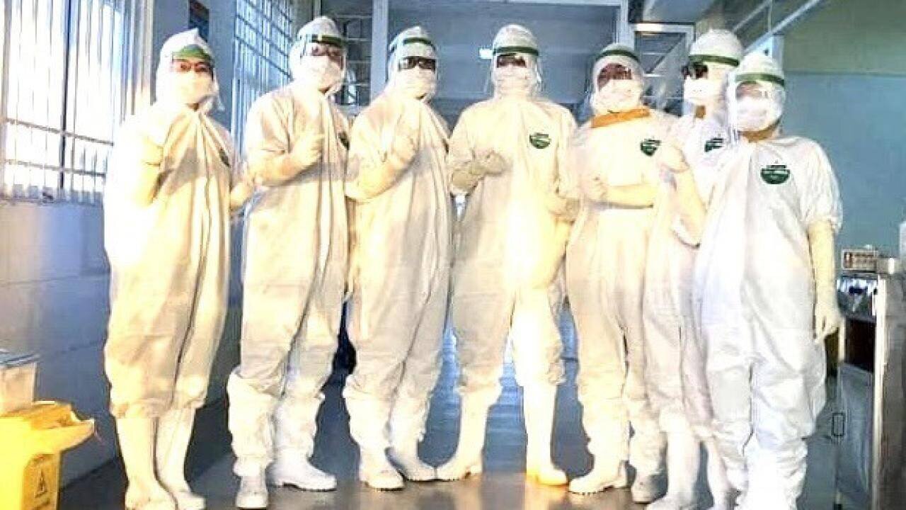 Các y, bác sĩ tại Bệnh viện số 2 quyết tâm thực hiện lời dạy của Bác Hồ "Lương y như từ mẫu" trước khi vào phòng điều trị cho bệnh nhân.