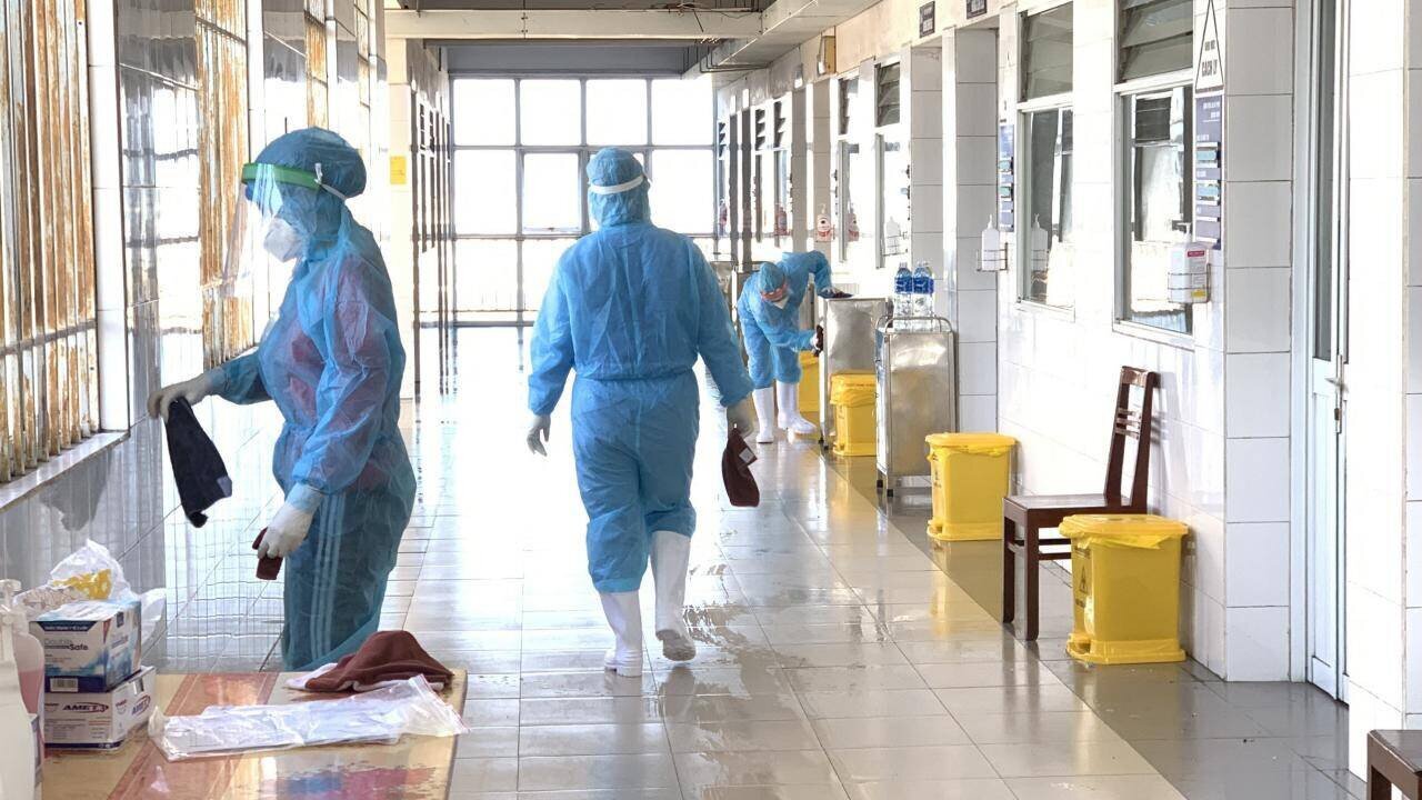 Toàn bệnh viện thường xuyên được các y bác sỹ lau chùi, phun thuốc khử khuẩn đảm bảo hạn chế thấp nhất nguồn lây nhiễm.