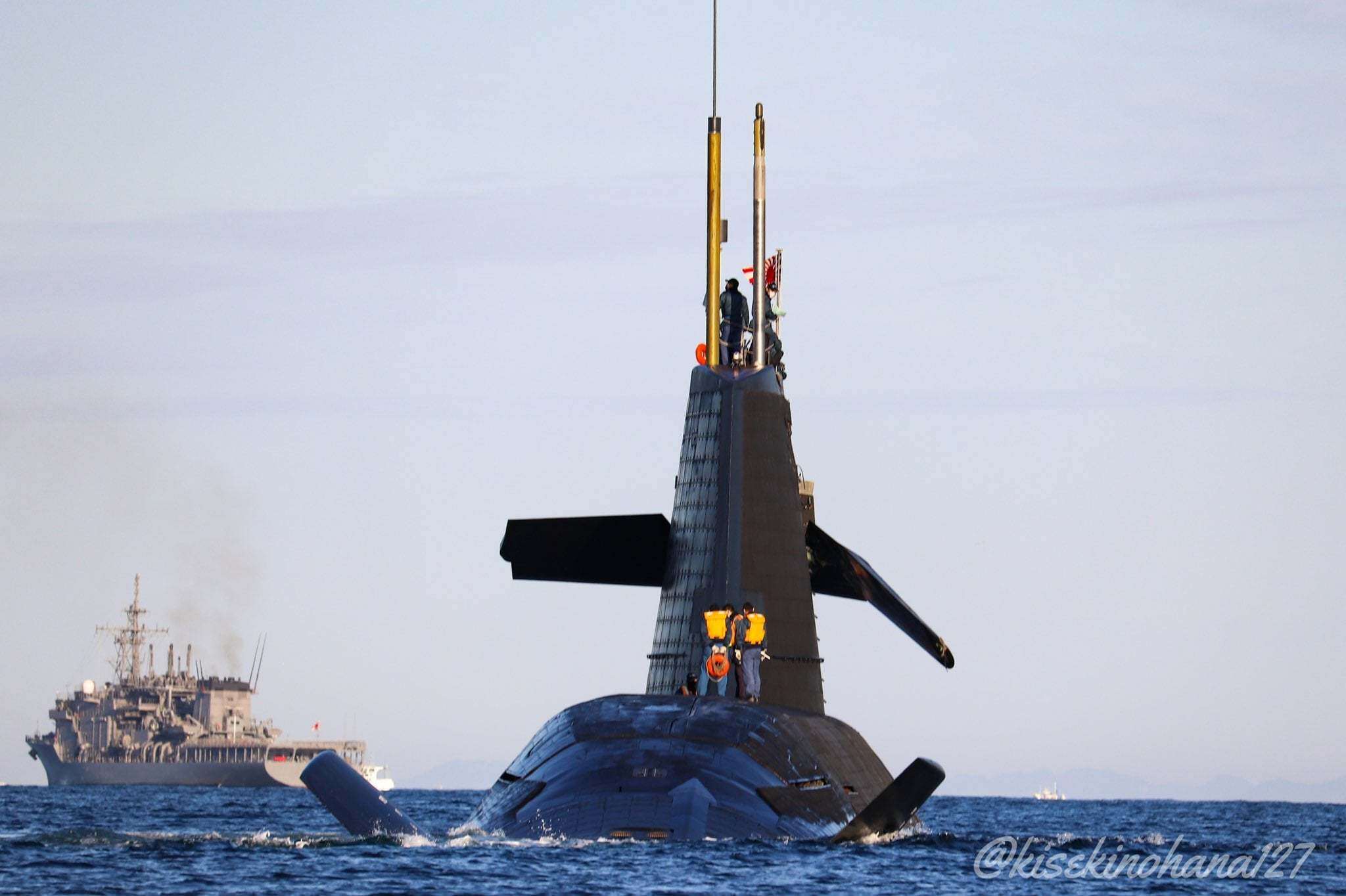 Tàu ngầm JS Soryu (SS-501) có lượng giãn nước 2.900 tấn đã đâm vào tàu chở hàng Ocean Artemis có lượng giãn nước 51.000 tấn của Trung Quốc.