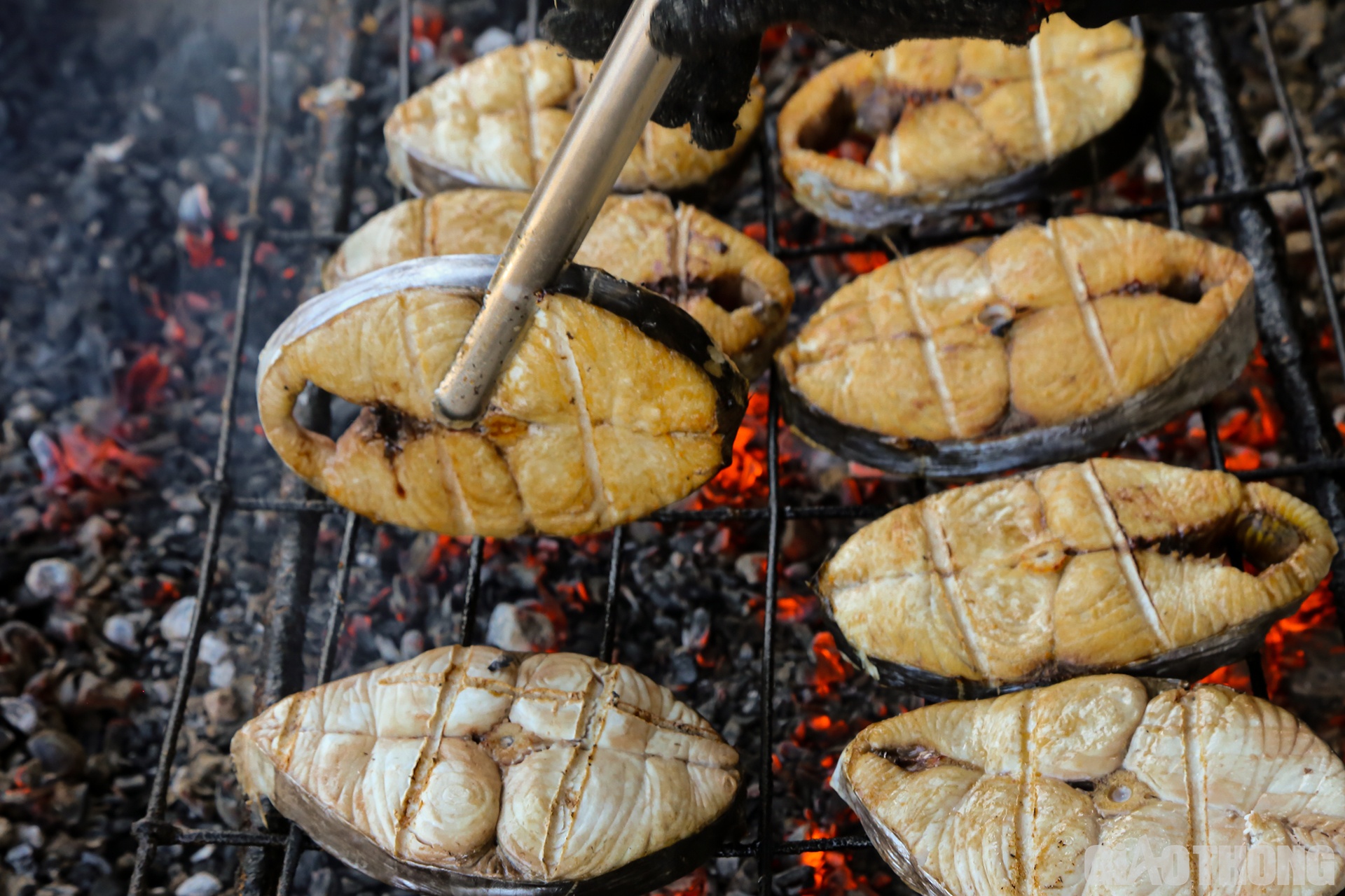 Theo những người thợ nướng cá thì để một con cá nướng thơm ngon thì ngoài cá phải tươi thì nhiệt độ than cũng là một yếu tố quyết định. Cho nên để con cá nướng thơm ngon, béo ngậy người thợ phải rất tỉ mỉ trong việc chọn cá và "chăm" than trong bếp