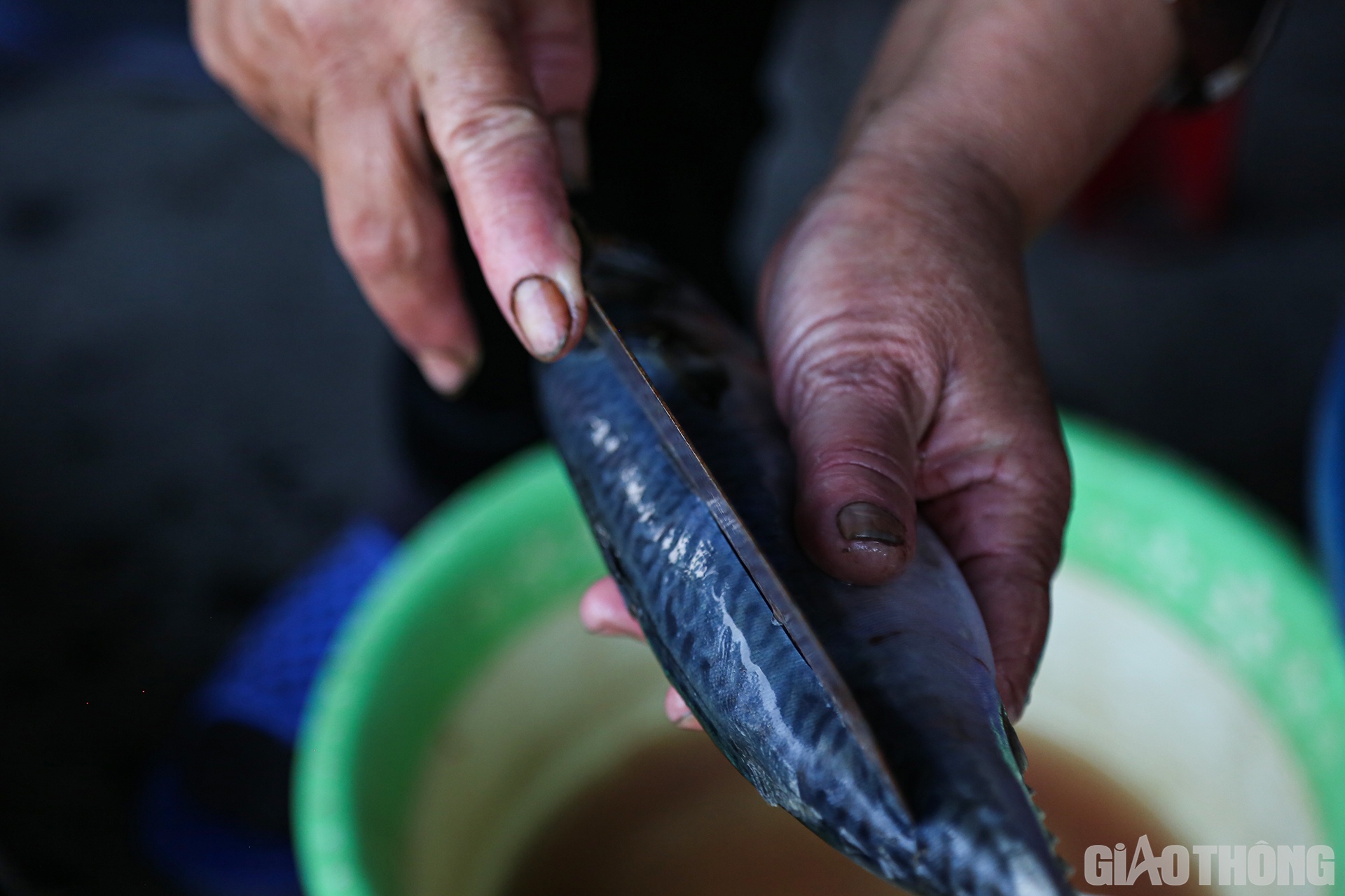 Để con cá nướng chín từ ngoài vào trong, đồng thời tránh việc cá béo quá, khi nướng sẽ nứt, vỡ, gãy ra, người thợ sẽ dùng dao rạch 1 đường thẳng dọc lưng cá