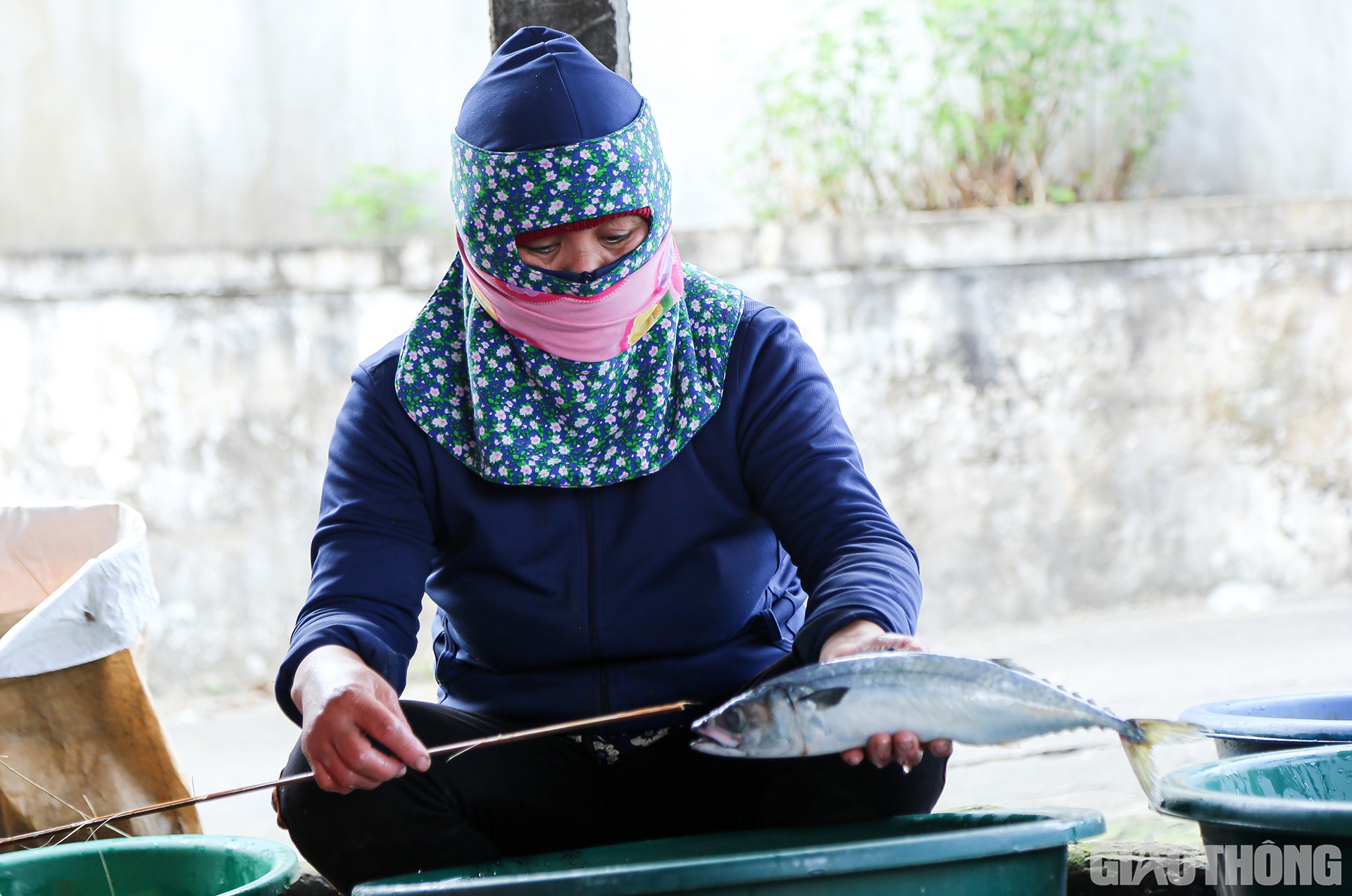 Sau đó, người thợ sẽ dùng một thanh tre nhỏ xuyên dọc từ đầu đến đuôi để giữ nguyên hình dáng con cá khi nướng