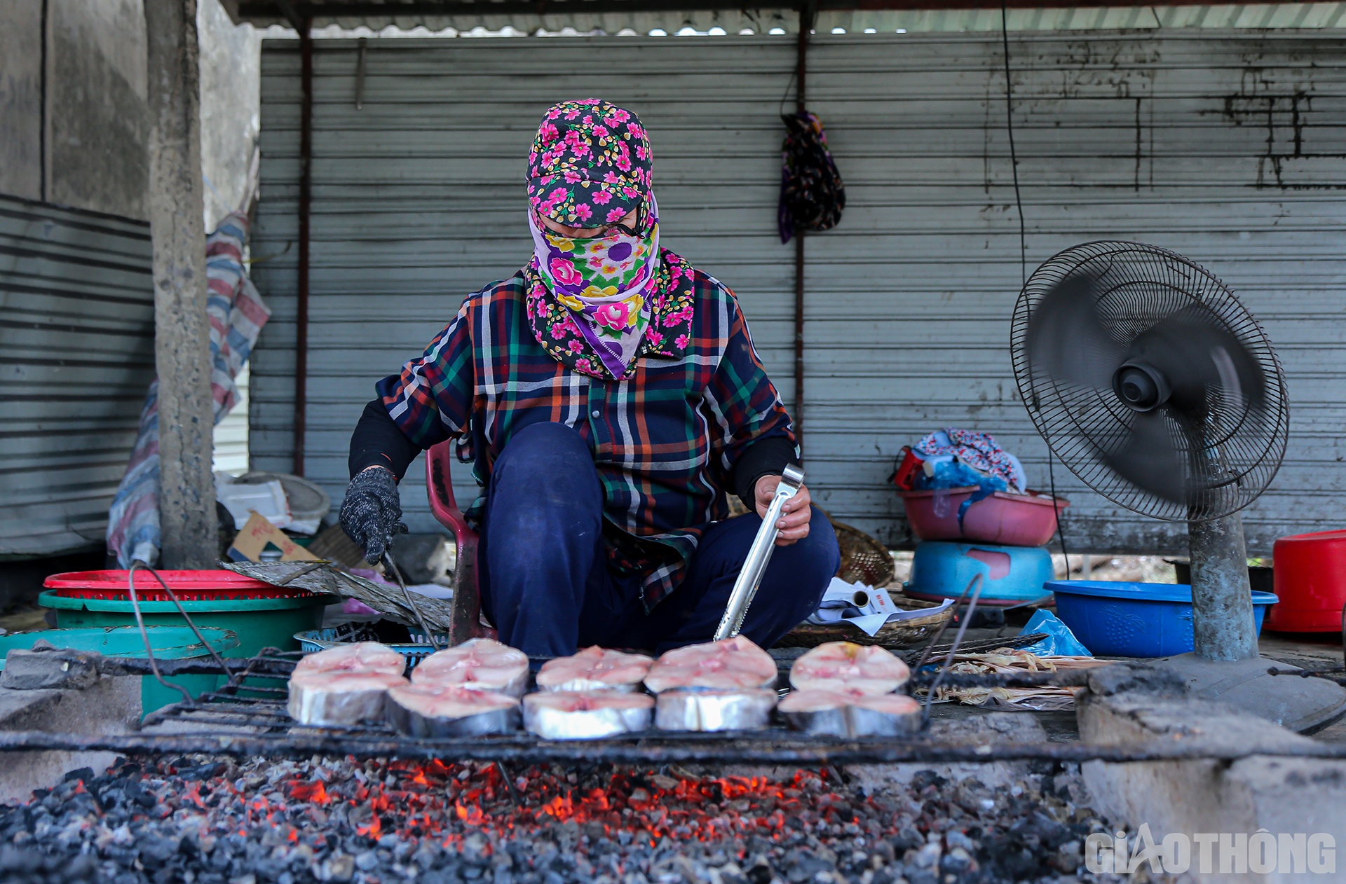 Dọc tỉnh lộ 9, đoạn qua xã Hộ Độ, huyện Lộc Hà, tỉnh Hà Tĩnh có một "làng" với khoảng hơn 10 hộ làm nghề nướng cá nổi tiếng của cả vùng.