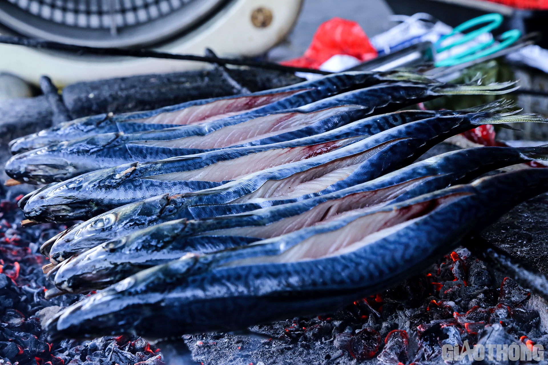 Sau khi cá được làm xong, than đã hồng, người thợ sẽ gác cá lên 2 thanh sắt song song được đặt trên bếp