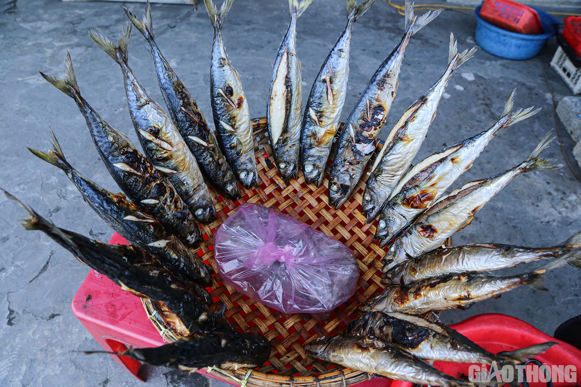 Khi thân cá sém vàng, mùi thơm ngạt ngào bốc lên là có thể đưa cá lên rổ để bày ra bán