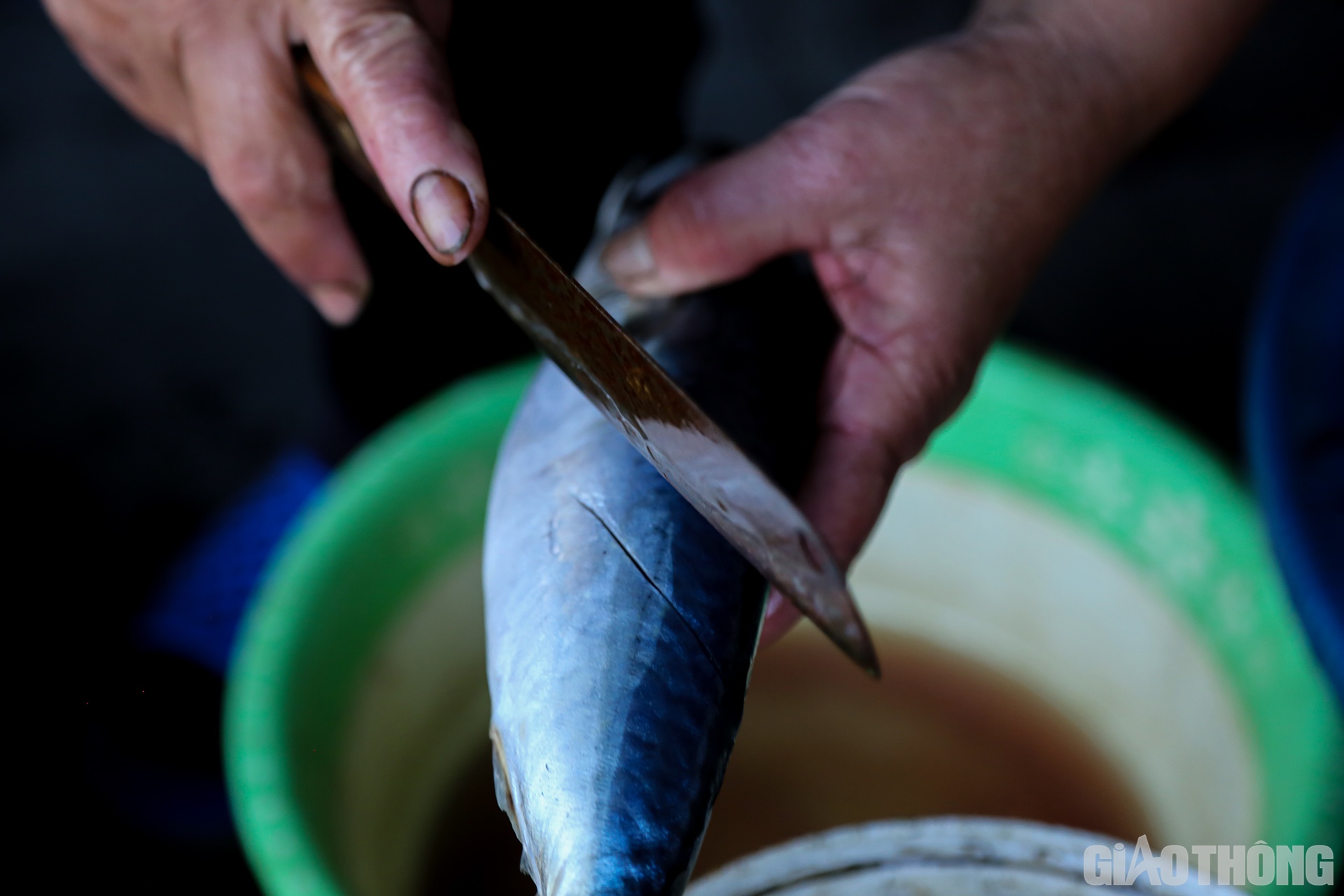 Tương tự, nhưng ở phần lưng còn lại, người thợ nướng cá sẽ dùng dao rạch những đường ngang song song