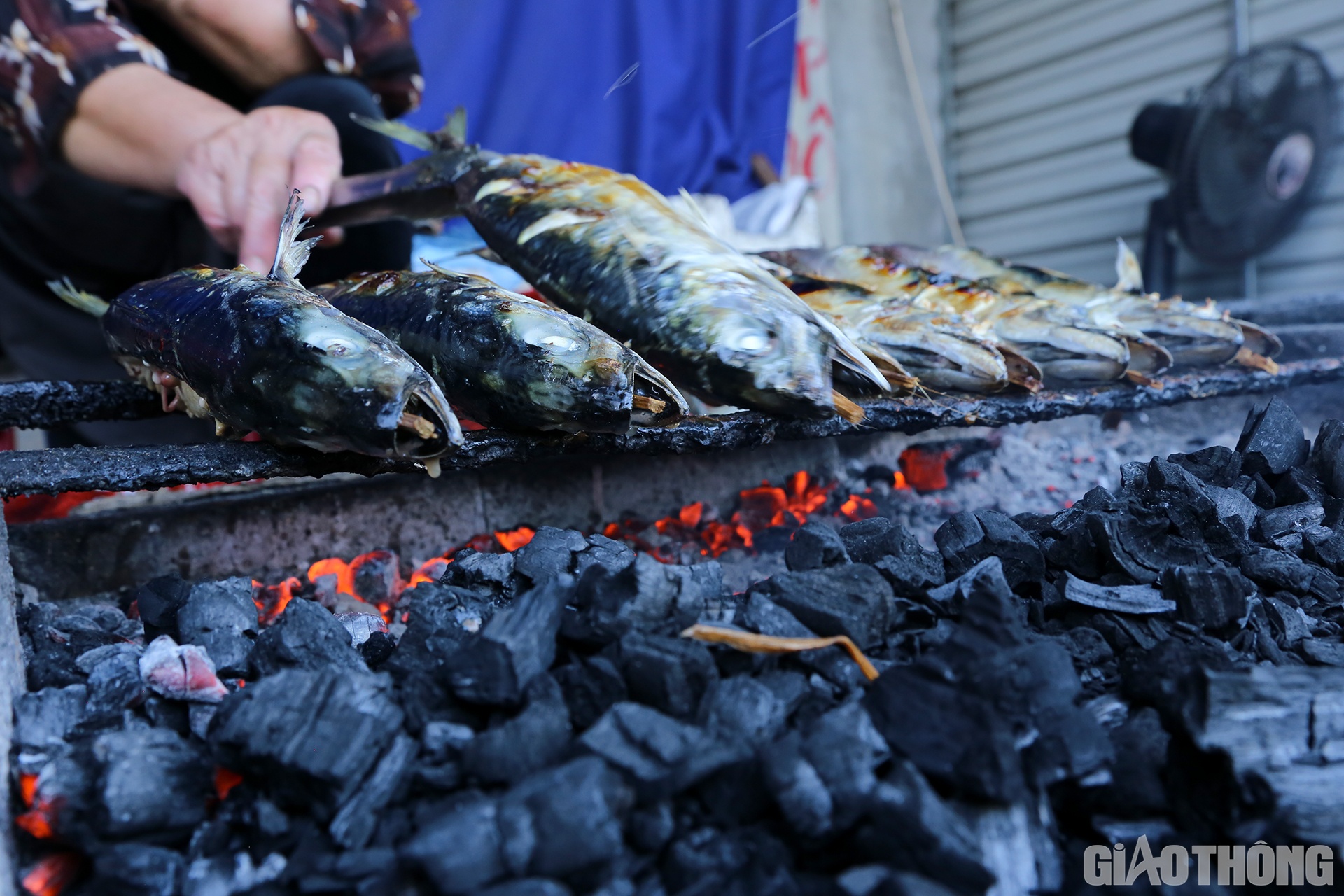 Bà Vương Thị Loan (57 tuổi, thôn Vĩnh Phú, xã Hộ Độ) cho biết: Bà sinh ra và lớn lên ở xã Thạch Kim, Lộc Hà. Lúc còn nhỏ đã ra cảng buôn cá về bán. Sau khi lấy chồng về Hộ Độ, bà tiếp tục theo nghề cũ, đến nay đã được 40 năm. Để nướng một con cá chín phải mất khoảng 15 phút