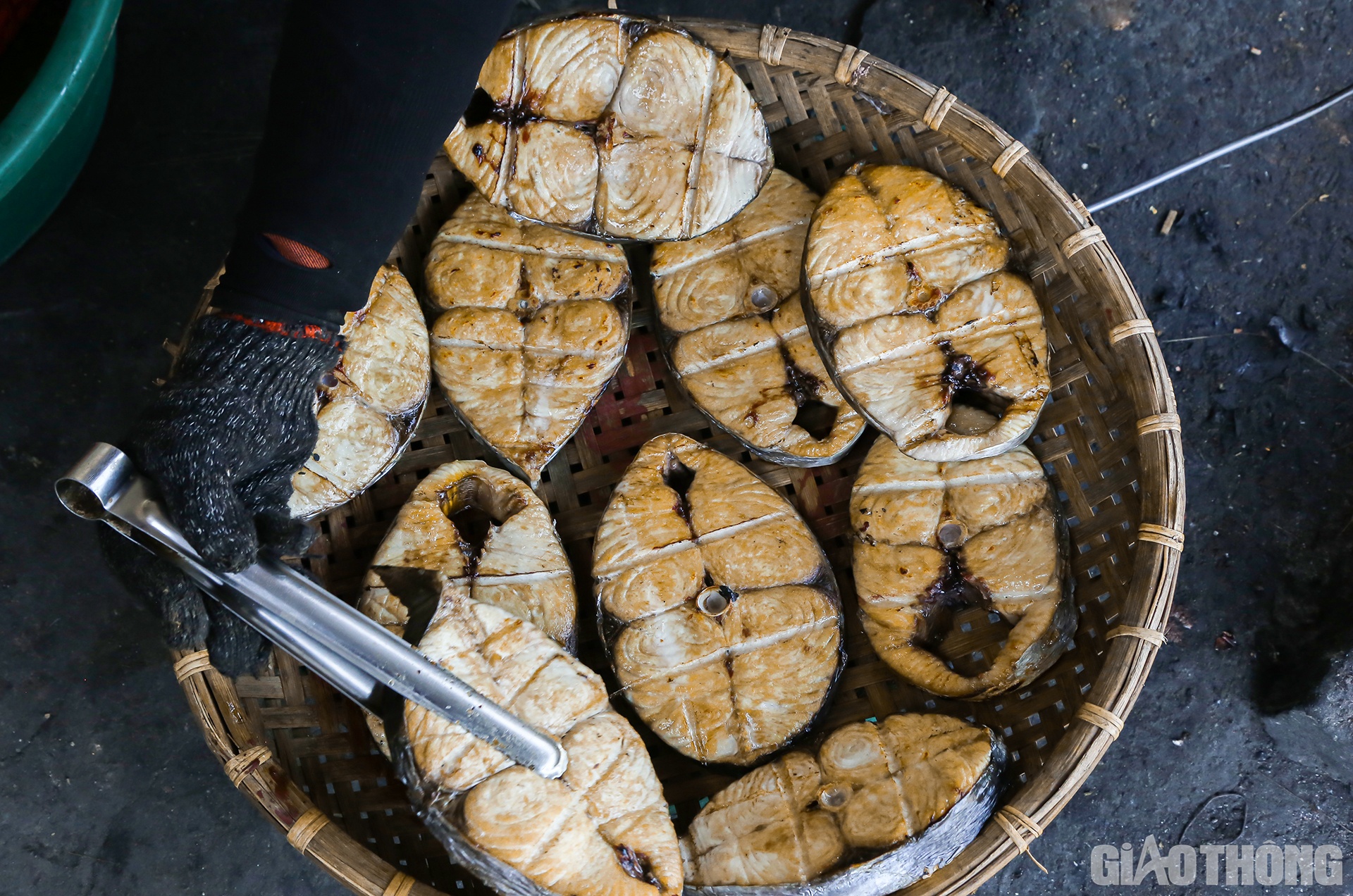 Được biết, cá nướng Hộ Độ không chỉ được bán trong vùng, trong tỉnh mà đã và đang trở thành món quà quý được gửi đi biếu, tặng, bán ở khắp các tỉnh thành trong cả nước...