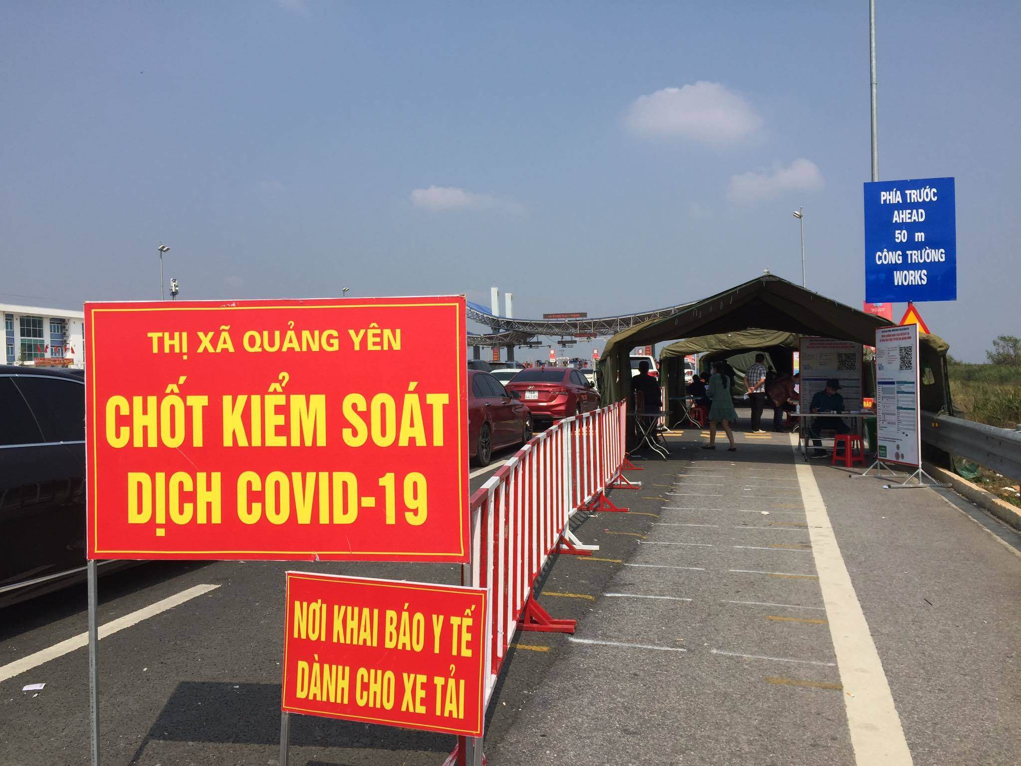 Các chốt kiểm soát dịch có phân làn cho tài xế xe tải, xe con rất rõ ràng.