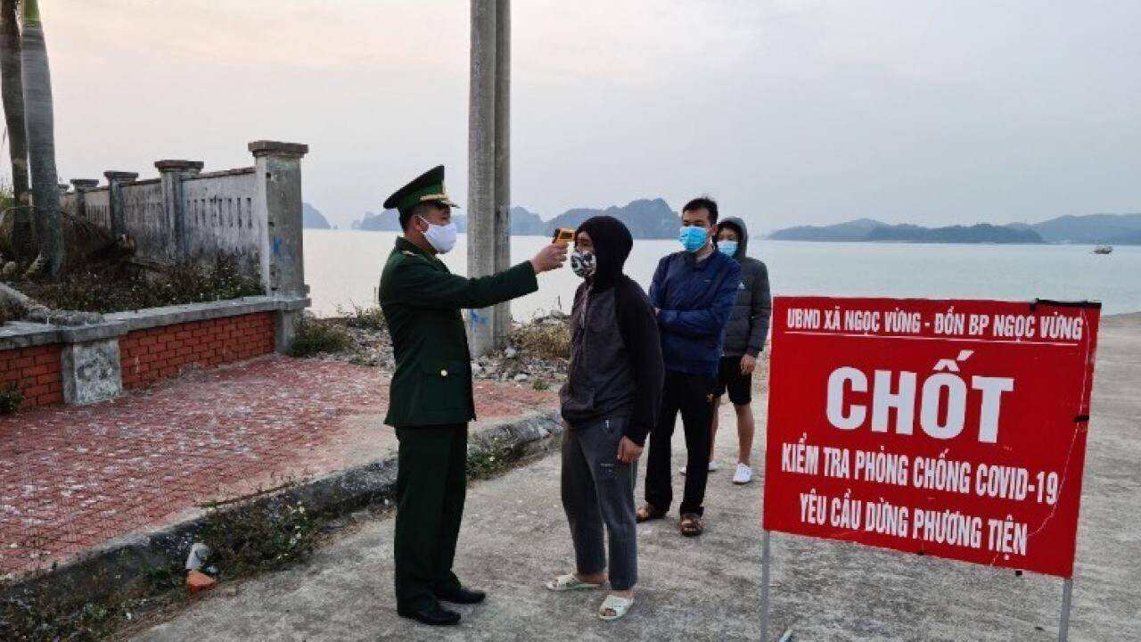 Chốt kiểm dịch của Đồn Biên phòng Ngọc Vừng (Vân Đồn) kiểm soát chặt chẽ người ra, vào đảo trong dịp Tết.