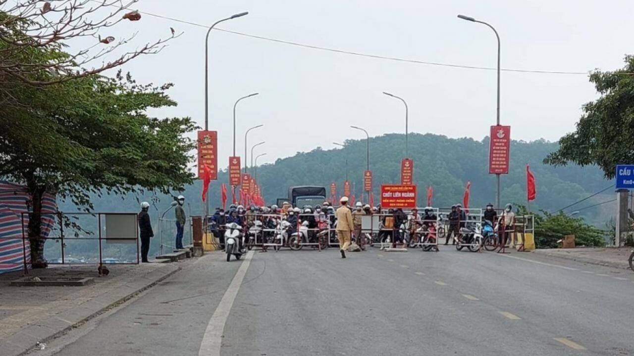Chốt kiểm soát người và phương tiện vào, ra vùng dịch Vân Đồn.