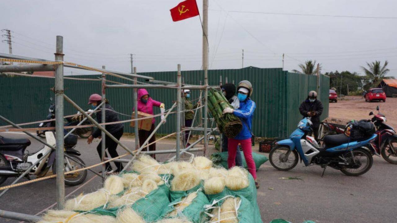 Tuy bị phong toả, nhưng các chốt kiểm dịch tại Tx Đông Triều vẫn tạo điều kiện để cung cấp đầy đủ nhu yếu phẩm phục vụ Tết cho bà con.