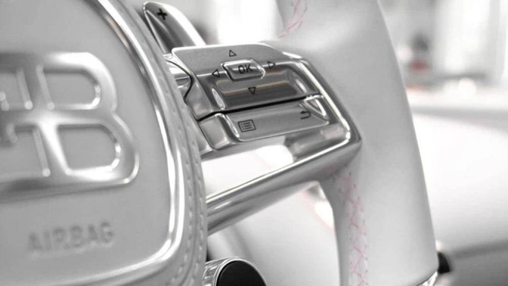 Giá bán cho siêu phẩm Bugatti Chiron Sport trắng hồng đặc biệt này là khoảng 3,5 triệu USD tương đương 76,6 tỷ đồng và chỉ sản xuất một chiếc duy nhất