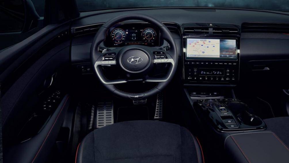 Màn hình cảm ứng trung tâm có kích thước 10,25 inch, được sử dụng để hiển thị các hệ thống thông tin giải trí