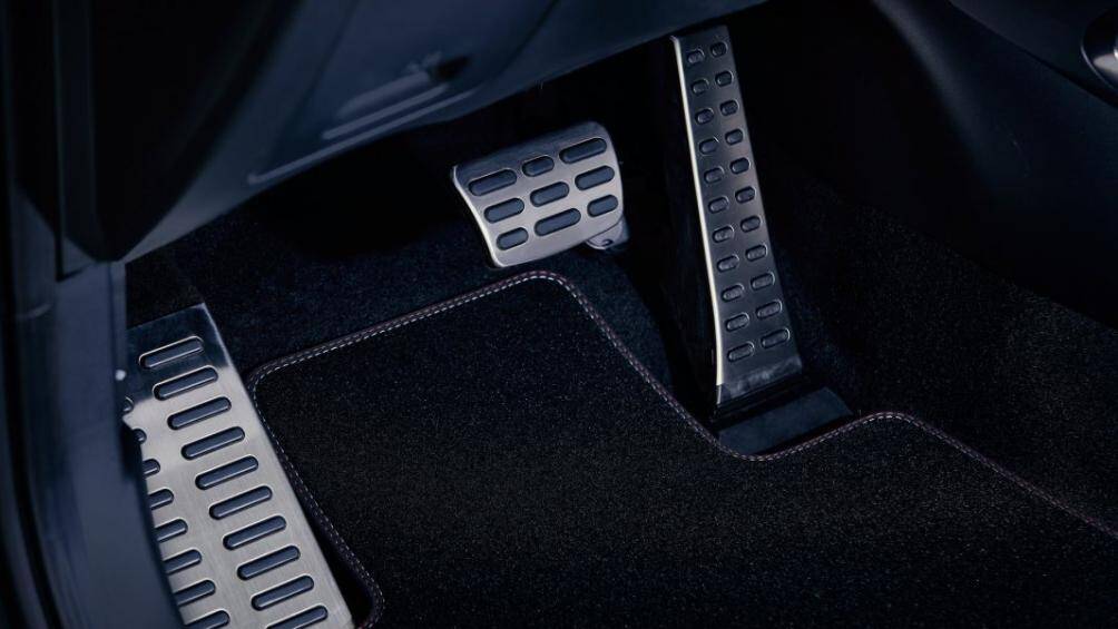 Ngoài ra, Tucson N Line cũng có được vô-lăng đặc biệt thiết kế theo kiểu dáng N, bàn đạp phanh, ga được làm bằng nhôm và trần xe bọc vải màu đen