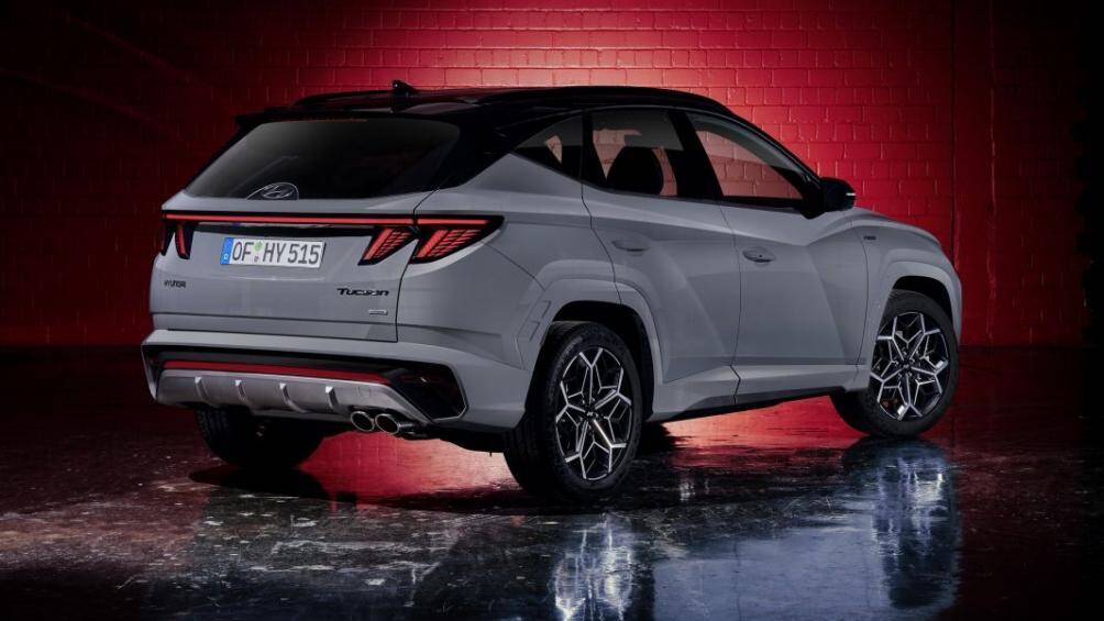 Xe được trang bị bộ mâm bằng nhôm có kích thước 19 inch, ống xả kép thay cho bộ ống xả hình thang như trước