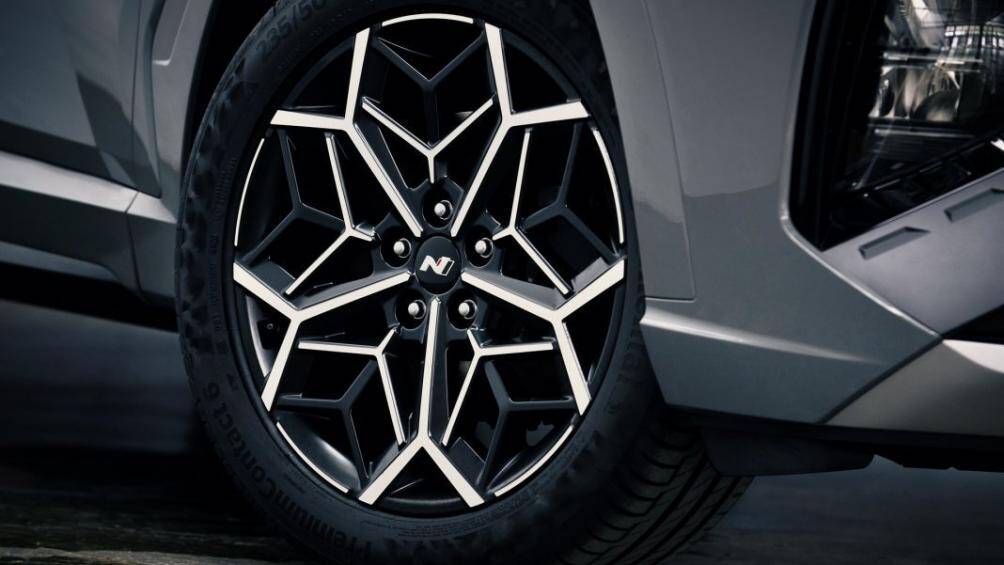 Xe có thêm ba chế độ lái mới là Mud, Sand và Snow, bên cạnh các chế độ cũ như Eco, Comfort, Smart và Sport