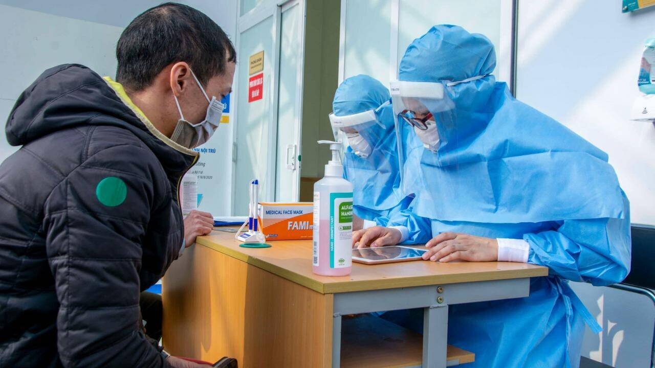 Bệnh viện Đa khoa Quốc tế Vinmec Hạ Long bố trí đủ nhân lực đáp ứng yêu cầu xét nghiệm dịch Covid -19 cho tổ chức, cá nhân. Anh Phạm Văn Đức, quê ở huyện Hưng Hà, tỉnh Thái Bình, nhận xét: Em là lái xe ở Công ty CP Than Hà Tu – Vinamcomin. Sáng 17/2, em quay là công ty làm việc, mặc dù em về quê nghỉ Tết trước thời điểm dịch bùng phát, nhưng chúng em vẫn thực hiện nghiêm các quy định về việc xét nghiệm dịch Covid – 19 trước khi đi làm. Ban đầu, chúng em cũng có chút e dè vì lo đến khu vực này đông người sẽ khó đảm bảo an toàn. Nhưng khi vào đây, thấy các quy trình chặt chẽ, việc khai báo, lấy mẫu cũng rất thuận tiện, nên ai cũng yên tâm.