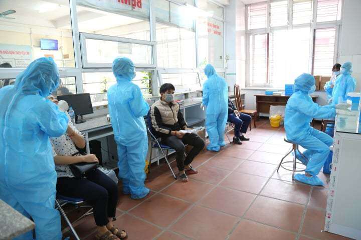 Bệnh viện đa khoa tỉnh Quảng Ninh bố trí đủ nhân lực lấy mẫu xét nghiệm, không để xảy ra ùn tắc. Bác sĩ Nguyễn Thị Thanh Thuỷ, Trưởng Khoa Điều dưỡng của Bệnh viện cho hay: Đến thời điểm hiện tại, bệnh viện đã lấy được trên 600 mẫu bệnh phẩm. Các quy trình, thủ tục đều được thực hiện nghiêm túc theo quy định.