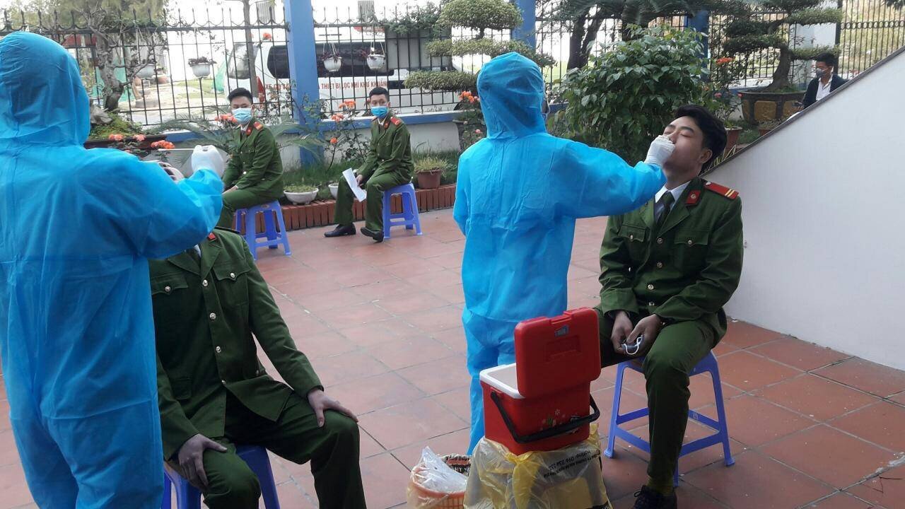 Không chỉ làm dịch vụ tại chỗ, Bệnh viện Đa khoa Quảng Ninh còn bố trí lực lượng lưu động lấy mẫu cho các cơ quan, doanh nghiệp có nhu cầu. Ông Nguyễn Mạnh Cường, Trưởng Phòng Hành chính – Quản trị của bệnh viện, cho biết: Từ sáng 17/2, đơn vị đã cử các tổ công tác đến nhiều cơ quan, doanh nghiệp ở Tp Cẩm Phả, Hạ Long lấy hàng trăm mẫu bệnh phẩm đảm bảo an toàn tuyệt đối.