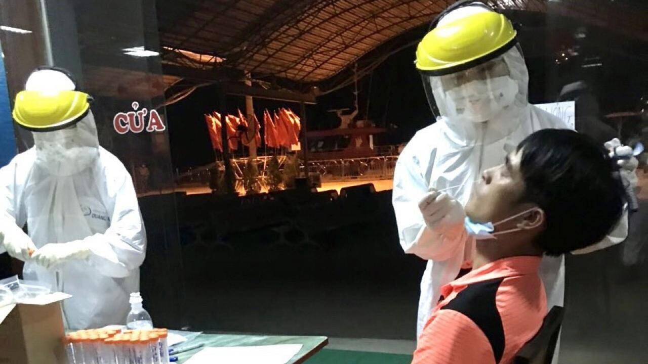 Bệnh viện Sản Nhi lấy mẫu bệnh phẩm của người dân có nhu cầu xét nghiệm dịch Covid-19. Mức thu dịch vụ được tỉnh yêu cầu thực hiện thống nhất thực hiện theo hướng dẫn của Bộ Y tế là 734.000 đồng/mẫu.