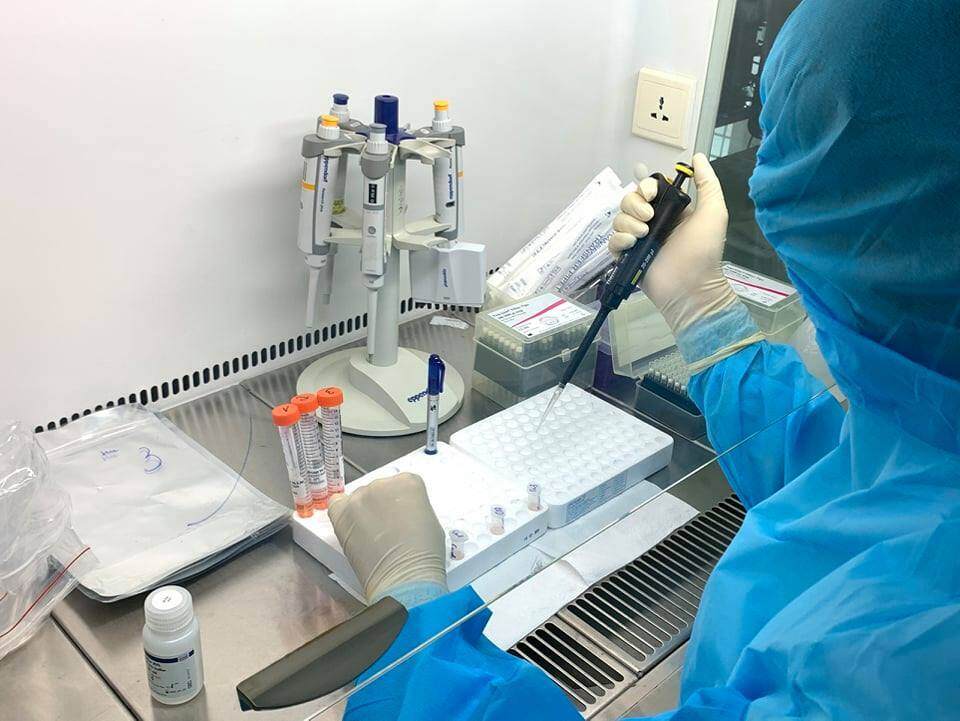 Các bác sỹ Bệnh viện Sản - Nhi Quảng Ninh khám sàng lọc bệnh phẩm. Việc làm thiết thực, hiệu quả của Quảng Ninh trong việc mở các dịch vụ xét nghiệm dịch Covid-19 theo yêu cầu đã nhận được sự đồng thuận cao của tổ chức, cá nhân.