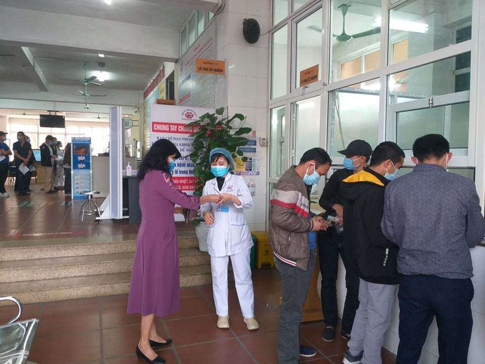 Cán bộ Bệnh viên đa khoa tỉnh Quảng Ninh hướng dẫn người dân làm thủ tục lấy mẫu và thanh toán phí ngay tại khu xét nghiệm. Sau 2 ngày thực hiện, các cơ sở làm dịch vụ xét nghiệm dịch vụ Covid-19 trên địa bàn tỉnh Quảng Ninh đã tạo mọi điều kiện thuận lợi nhất cho các tổ chức, cá nhân, không để tình trạng ùn ứ, hay nguy cơ mất an toàn.