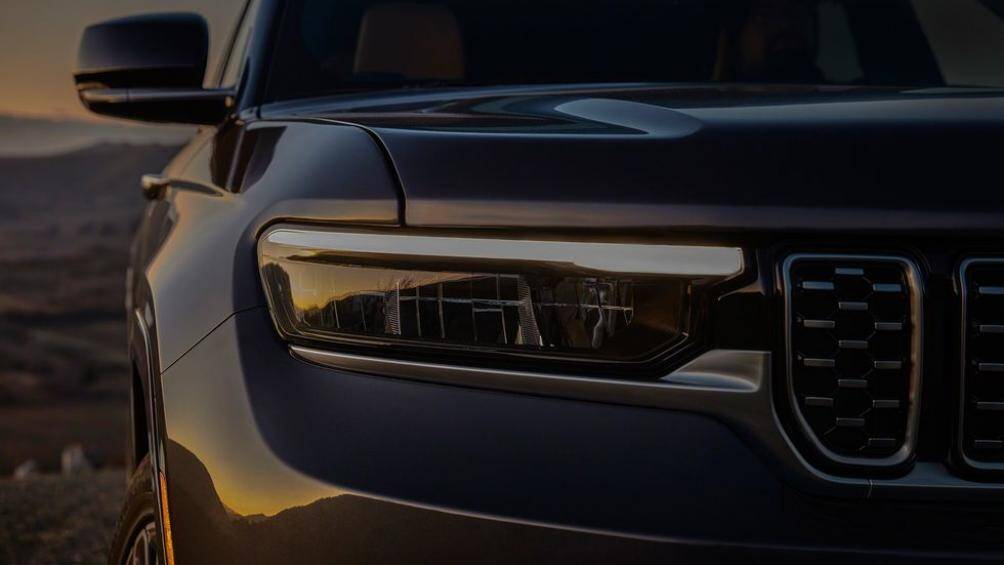 Ngoại hình xe sở hữu phần nóc mái đen bóng, các điểm nhấn mạ chrome bạch kim tăng vẻ cứng cáp và cao cấp cho ngoại thất xe