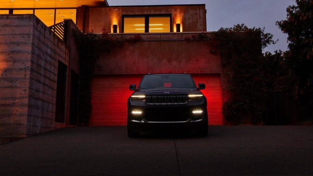 Chiếc SUV sở hữu lưới tản nhiệt đẳng cấp hơn, cốp điện, hệ thống đèn pha thông minh. Xe cũng có đèn sương mù LED và hệ thống khởi động từ xa