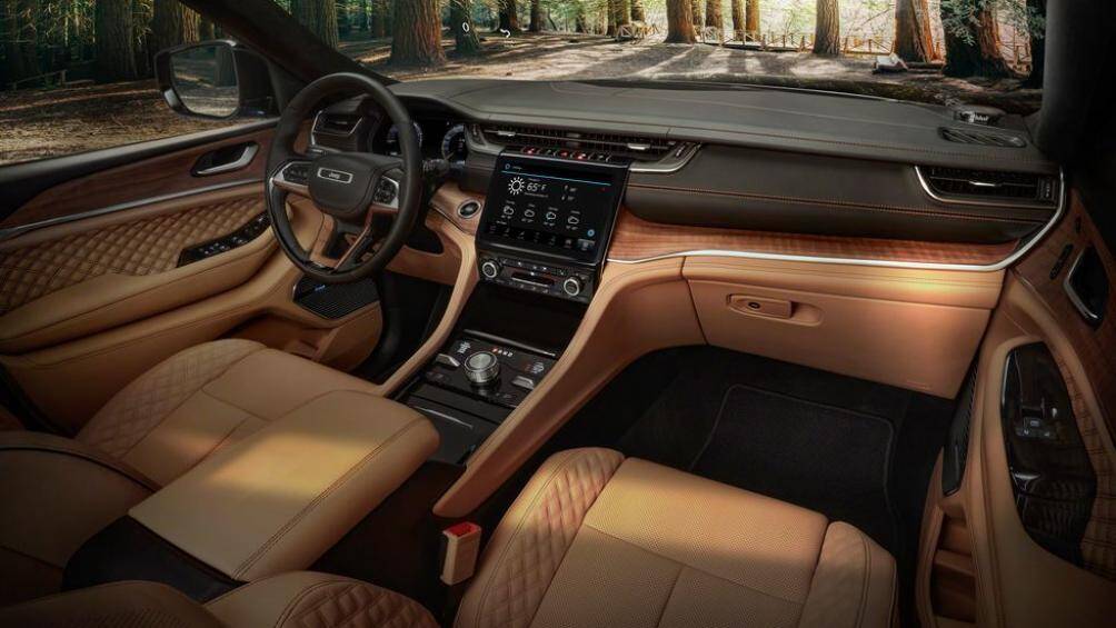 Về nội thất, phiên bản Limited bổ sung thêm chất liệu da Capri sang trọng. Ghế hành khách chỉnh điện, sưởi ghế được trang bị cho 2 hàng ghế đầu