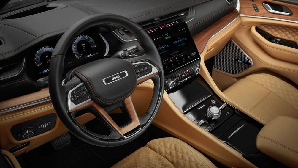 Khách hàng cũng sẽ sở hữu vô lăng bọc da có sưởi, gương chiếu hậu tự động làm mờ, đèn nội thất, bộ mở cửa garage đa năng từ xa và ổ cắm 115 volt