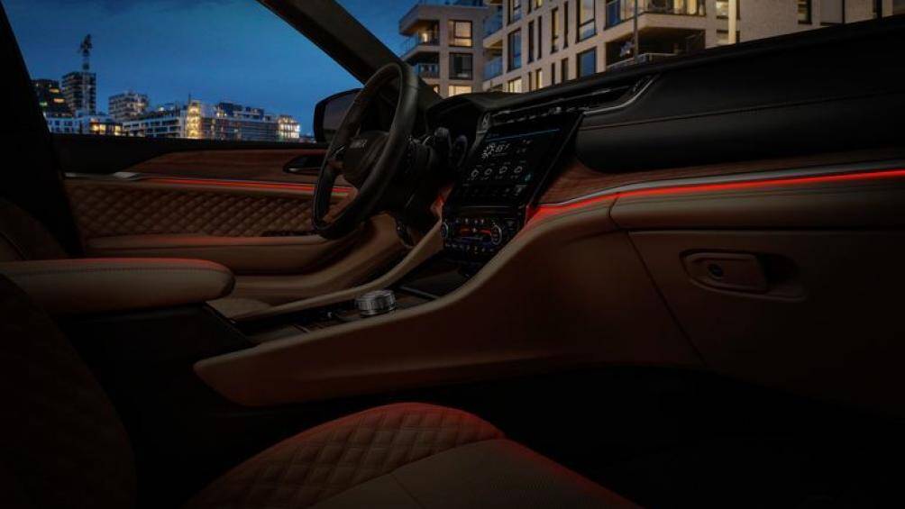 Nội thất xe đạt đến sự cao cấp như các dòng xe sang với ghế bọc da Nappa chần bông, ghế chỉnh điện 12 hướng với các chức năng nhớ ghế và sưởi...