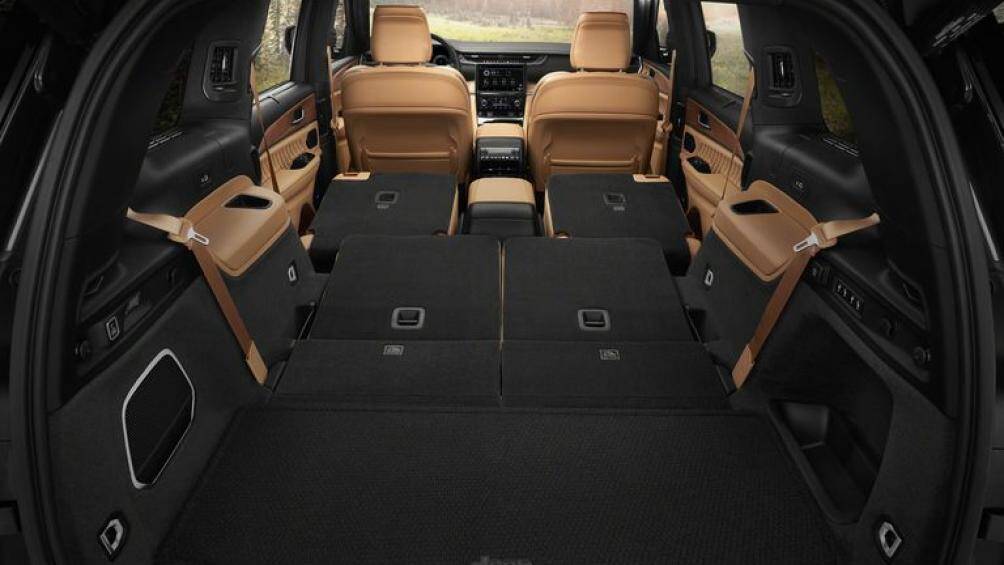 Hàng ghế thứ ba gập bằng tay. Các trang bị nổi bật khác bao gồm hệ thống âm thanh 6 loa, hệ thống khóa và mở cửa xe thông minh