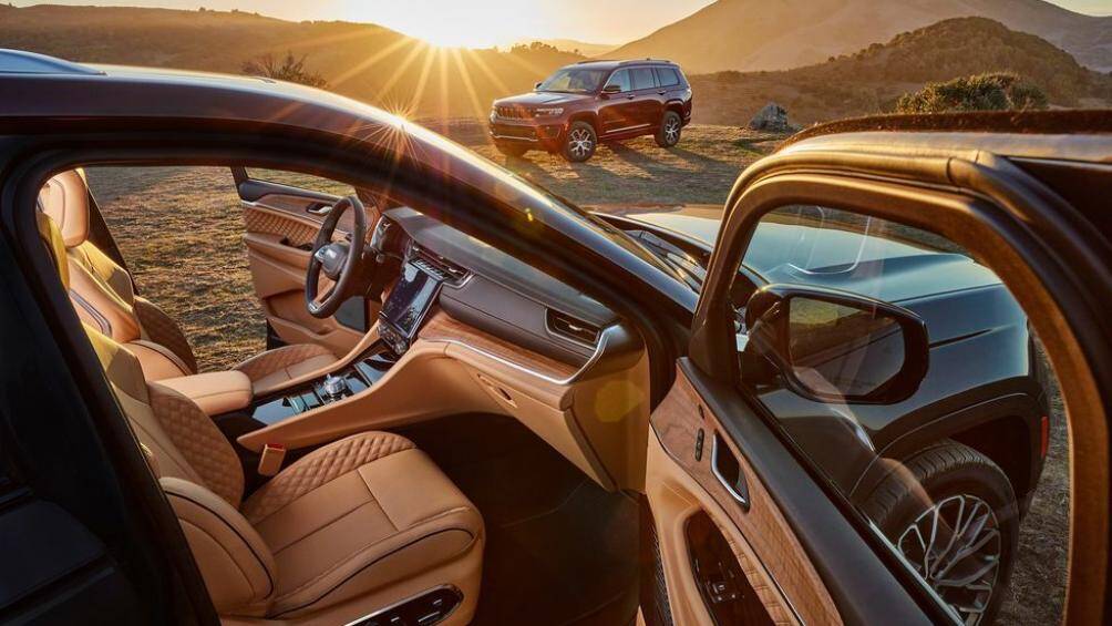 Ở bên trong là màn hình kỹ thuật số 10,25 inch và màn hình thông tin giải trí 8,4 inch, vô-lăng bọc da, ghế lái chỉnh điện 8 hướng