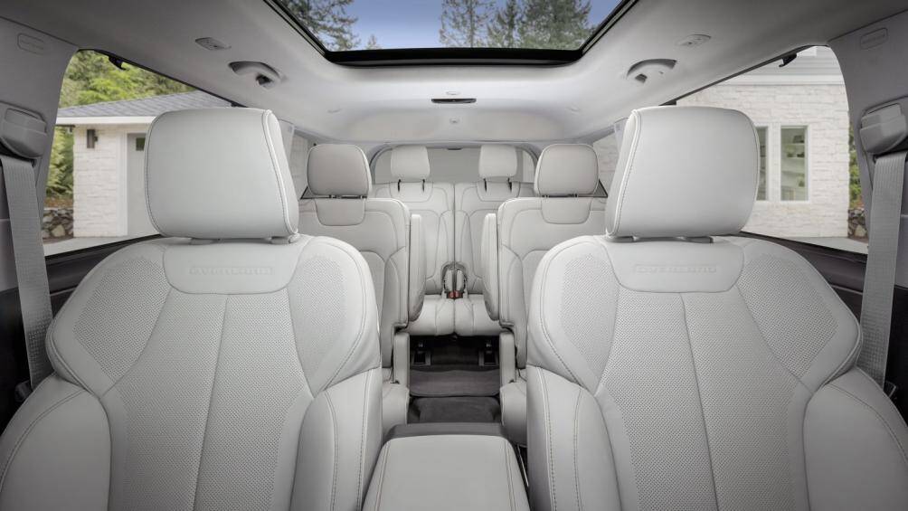 Nội thất được nâng cấp với ghế bọc da Nappa đục lỗ có tính năng sưởi và thông gió phía trước, định vị GPS và hệ thống âm thanh Alpine 9 loa