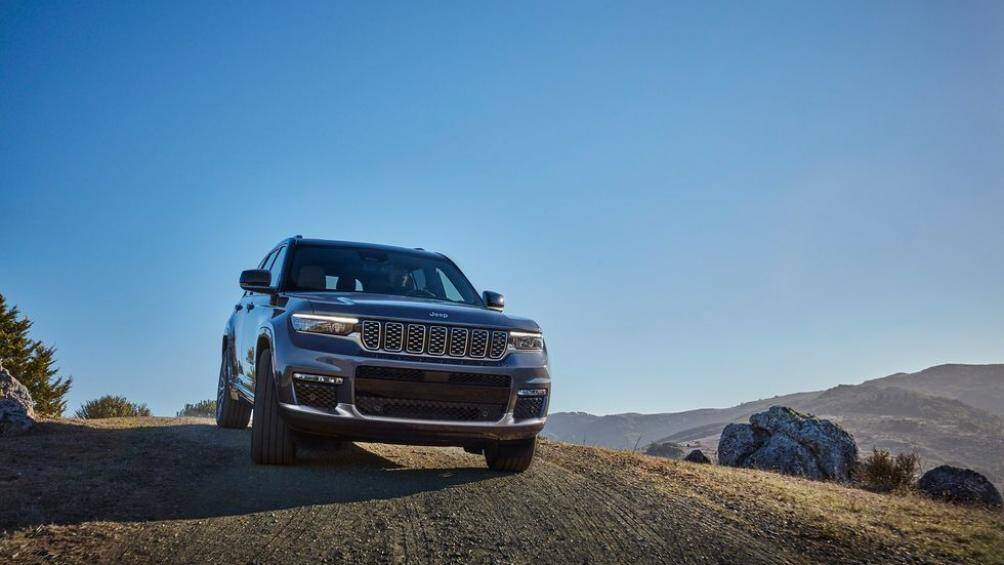 Mẫu xe mới Grand Cherokee L 2021 được trang trí gói Laredo bao gồm đèn LED, mâm xe bằng nhôm 18 inch và các phụ kiện đồng màu thân xe