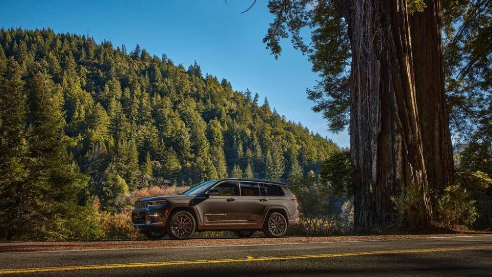 Bản cao cấp hơn có tên Grand Cherokee L Overland có giá từ 56.490 USD (1,3 tỷ đồng) với hệ thống đèn LED cao cấp và cửa sổ trời toàn cảnh